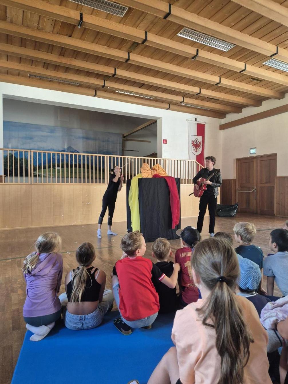 Mitmachtheater "ein Geschenk- cool, fein und wild"