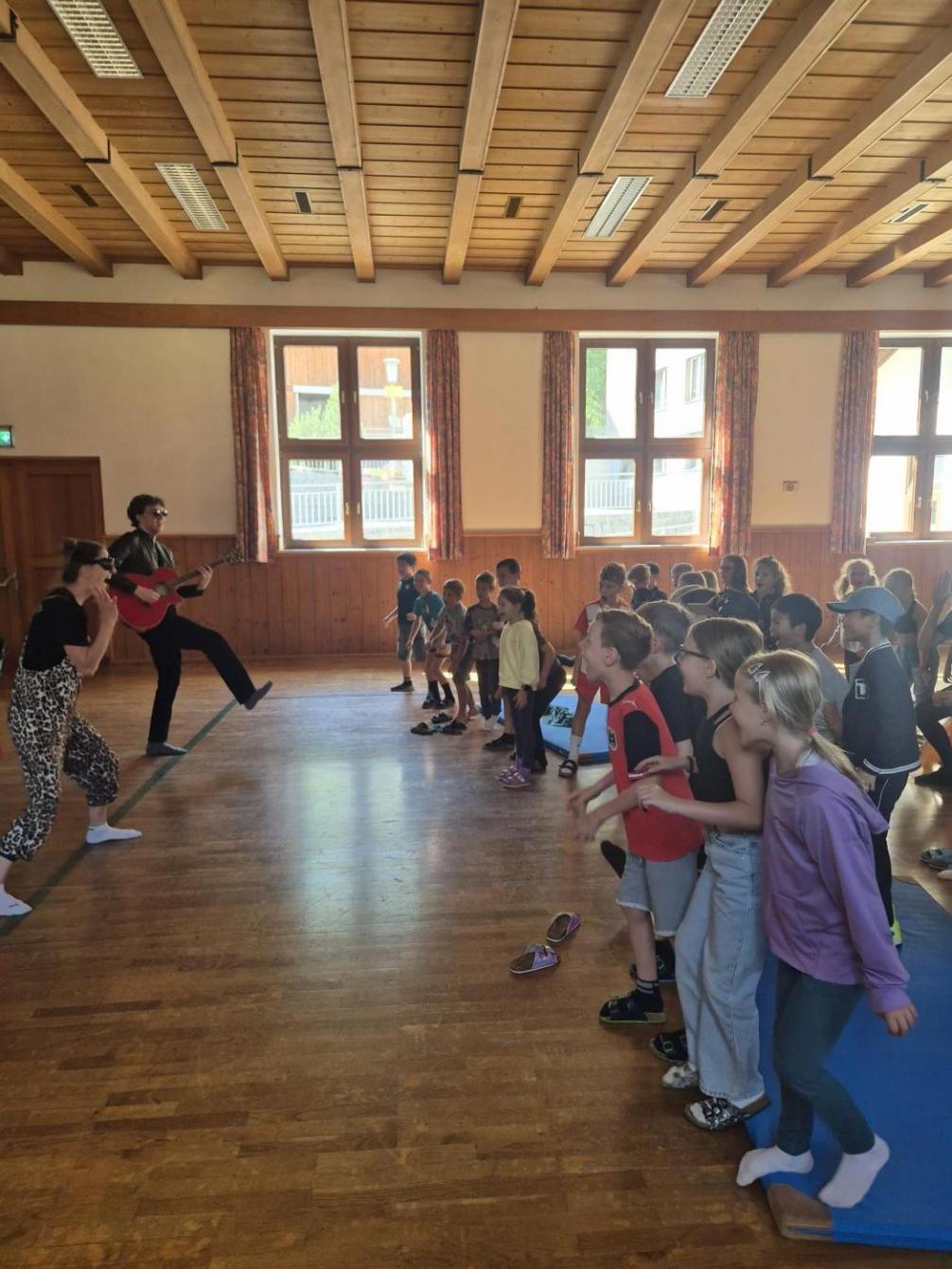 Mitmachtheater "ein Geschenk- cool, fein und wild"