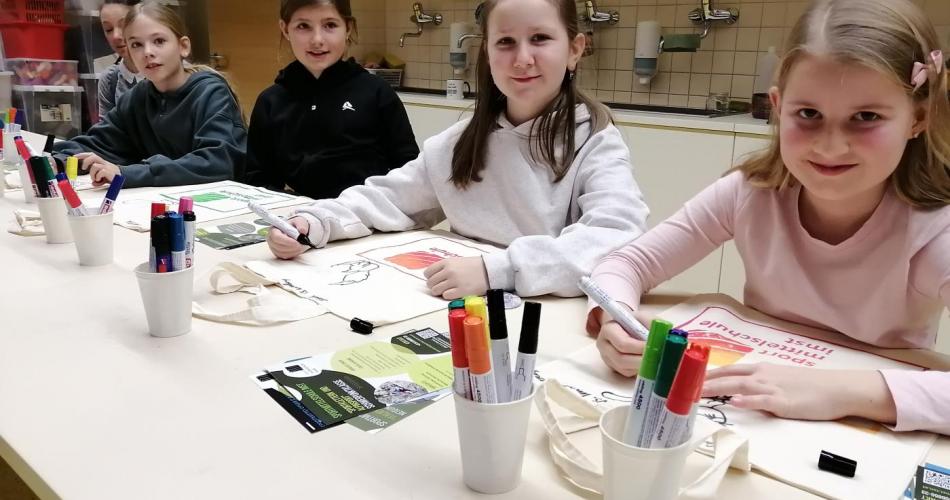 Stofftaschen bemalen an der Sportmittelschule Imst